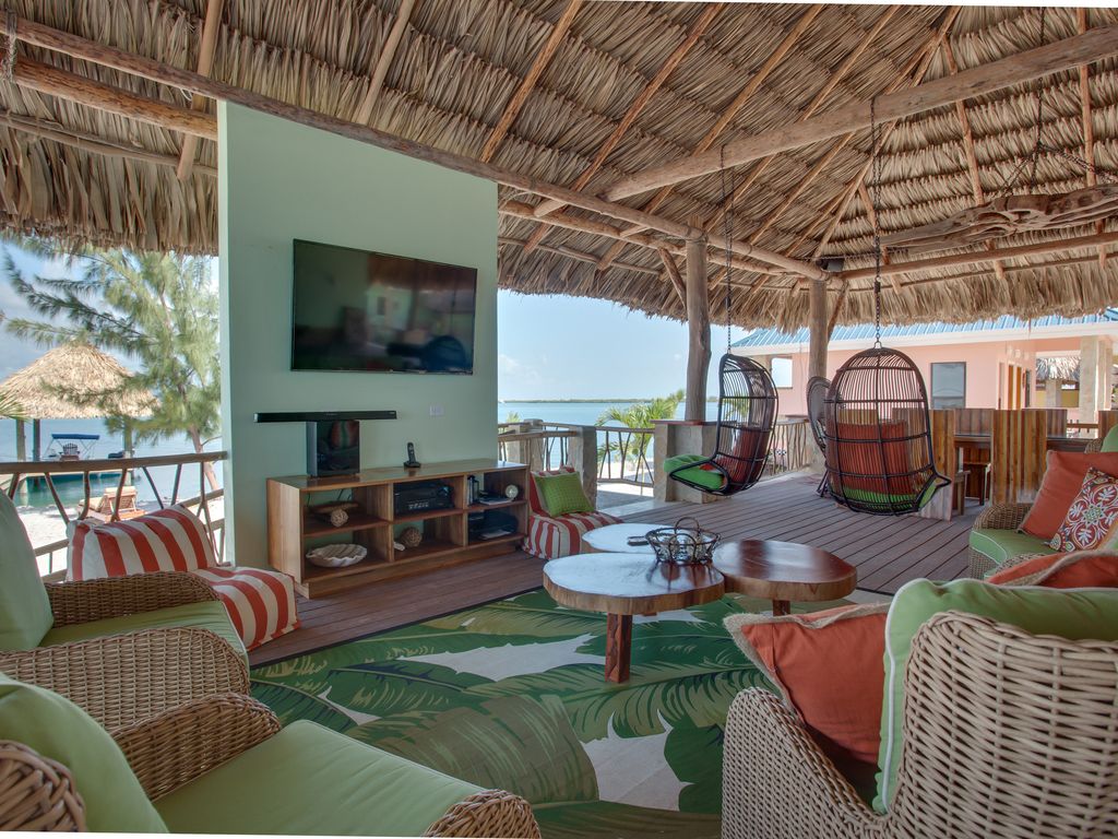 Little Harvest Caye lounge